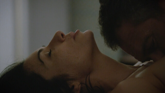 Aure Atika sexy – Spin (Les hommes de l'ombre) s01 (2012)