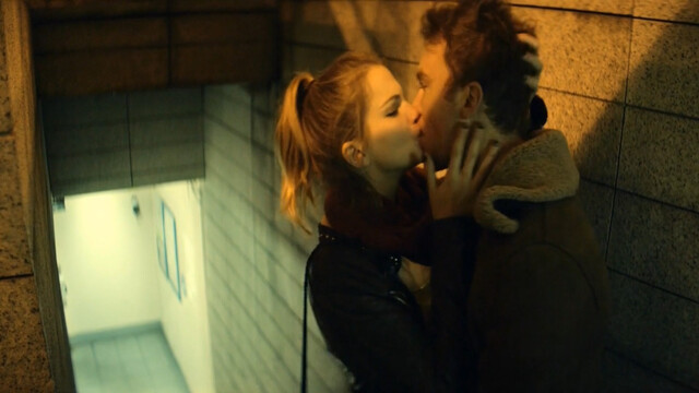 Margot Bancilhon sexy – Rouge vif (2014)