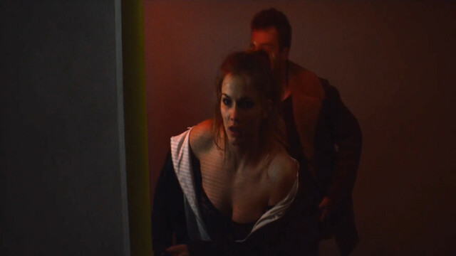 Margot Bancilhon sexy – Rouge vif (2014)