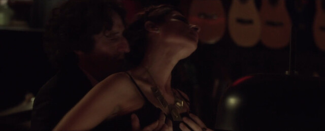 Maribel Verdú sexy – No Kids (Sin hijos) (2015)