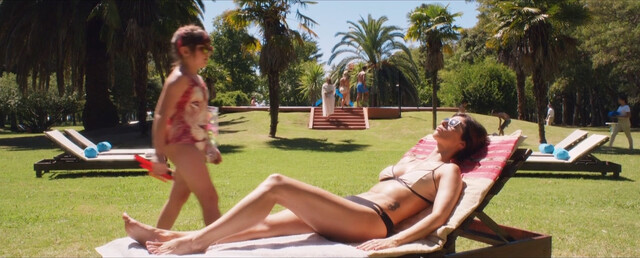 Maribel Verdú sexy – No Kids (Sin hijos) (2015)