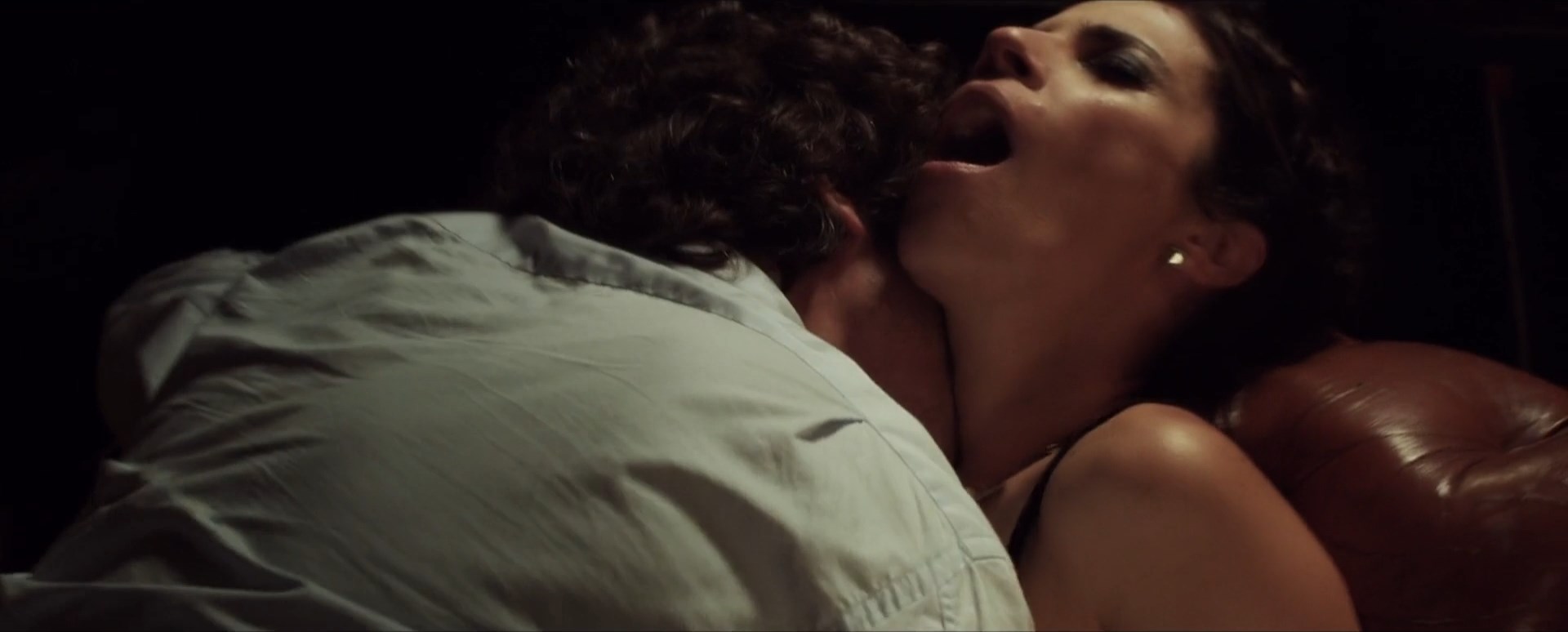 Maribel Verdú sexy – No Kids (Sin hijos) (2015)