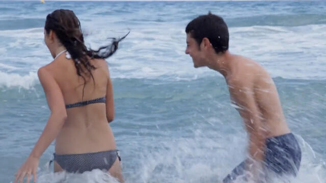 Laia Inigo sexy – Que desperdicio de noches de verano (2014)