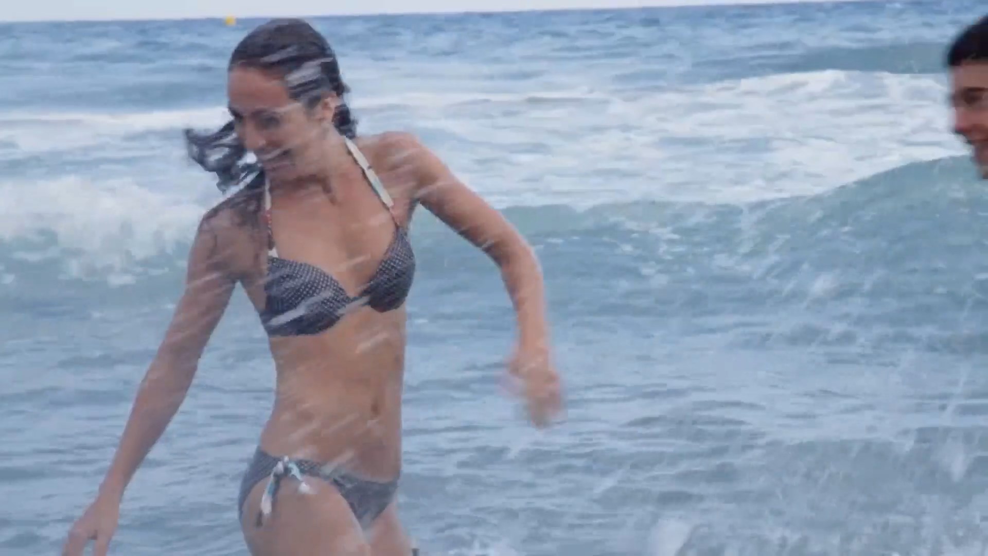 Laia Inigo sexy – Que desperdicio de noches de verano (2014)