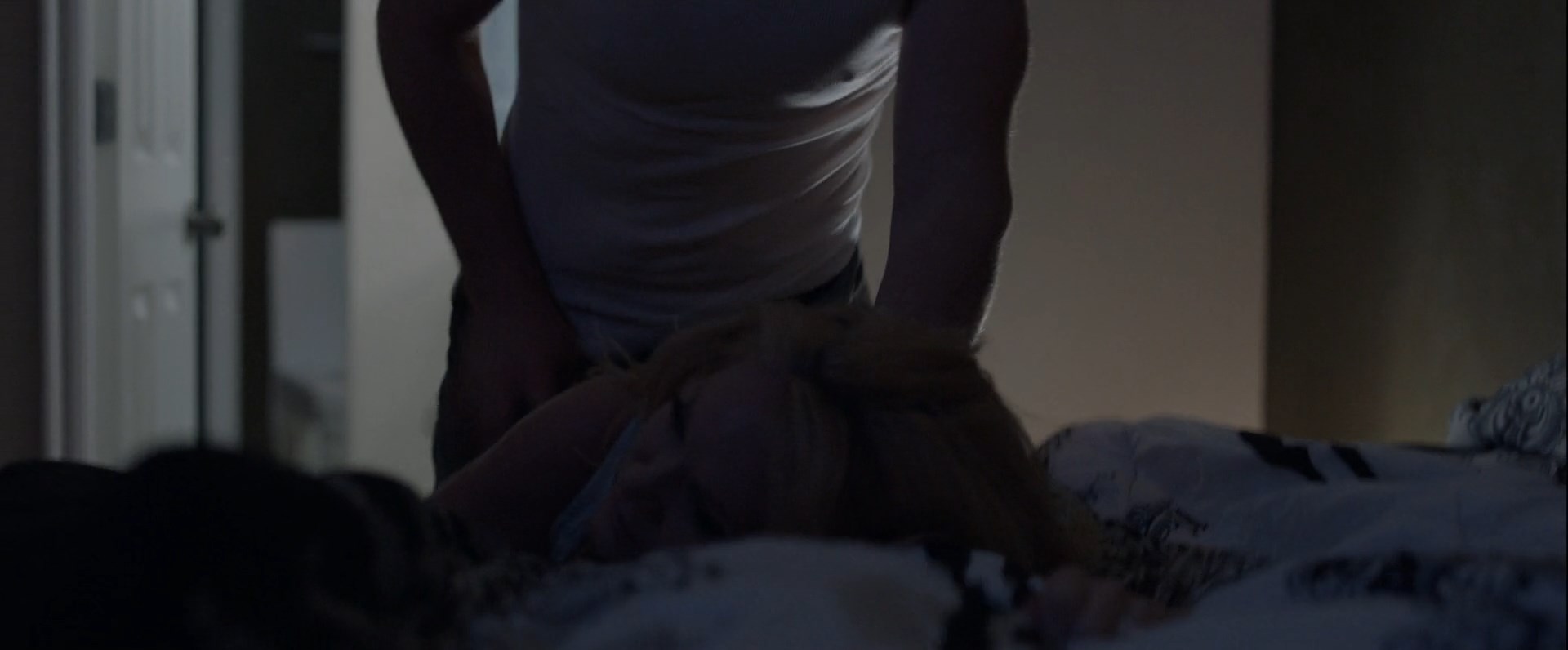 Tara Buck sexy – Great Plains (A Mother's Escape) (2016)