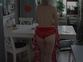 Izabela Vydrová nude – Stíny v mlze s02e06-08 (2024)