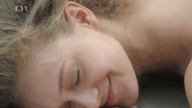 Izabela Vydrová nude – Stíny v mlze s02e06-08 (2024)