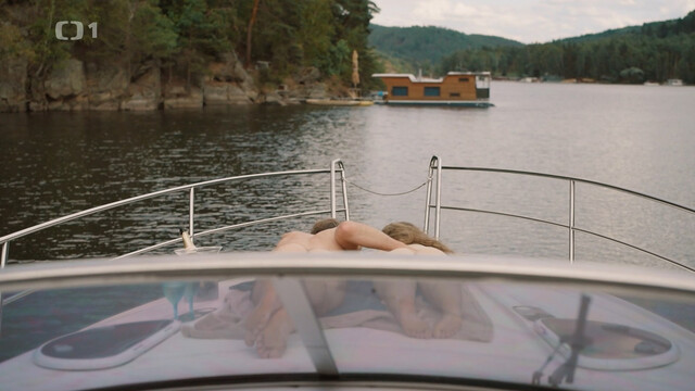 Izabela Vydrová nude – Stíny v mlze s02e06-08 (2024)