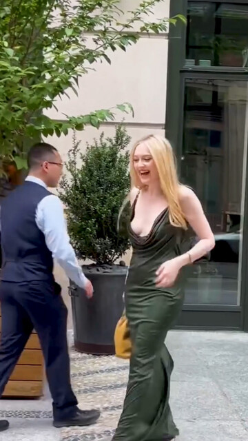 Dakota Fanning sexy – Deep cleavage in a sleek green dress (2024)