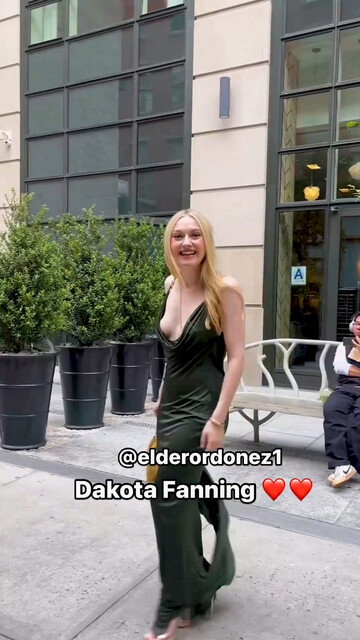 Dakota Fanning sexy – Deep cleavage in a sleek green dress (2024)