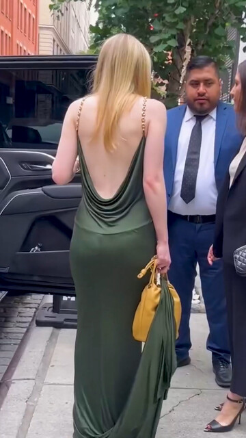 Dakota Fanning sexy – Deep cleavage in a sleek green dress (2024)