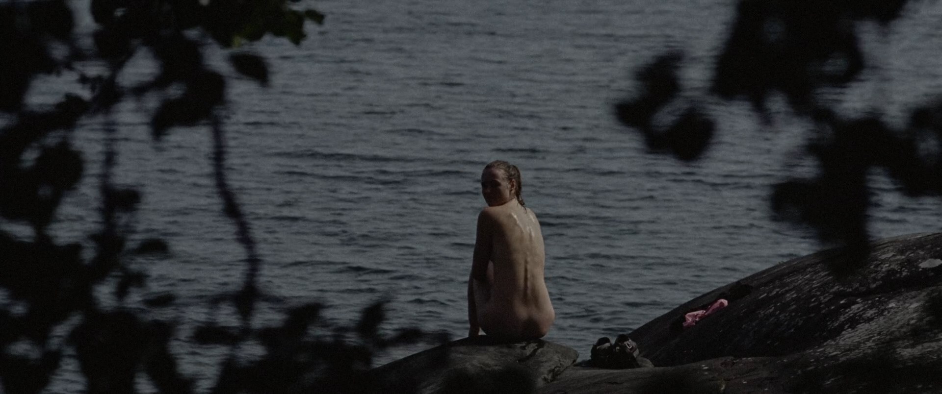 Renate Reinsve nude – Håndtering av udøde (Handling the Undead) (2024)