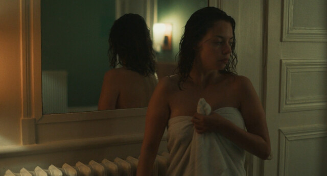 Salomé Dewaels sexy – Sous le vent des Marquises (2024)