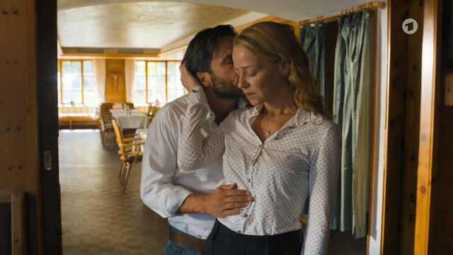 Theresa Scholze sexy – Daheim in den Bergen s01e12 (2024)