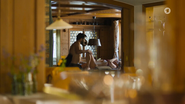 Theresa Scholze sexy – Daheim in den Bergen s01e12 (2024)