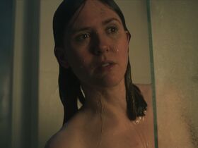 Emily Cox nude – Unsichtbarer Angreifer (2024)