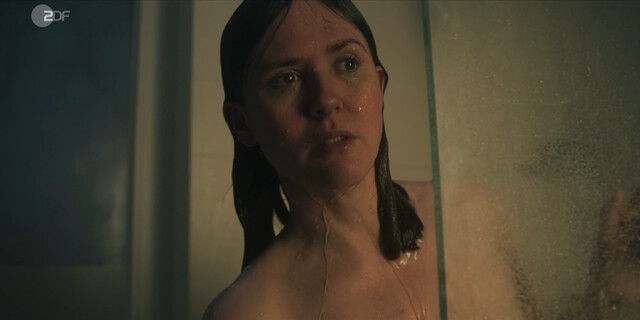 Emily Cox nude – Unsichtbarer Angreifer (2024)