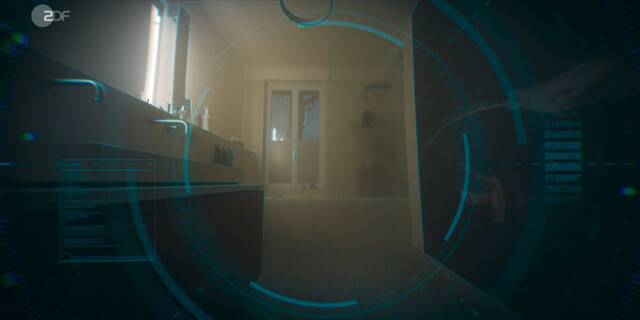 Emily Cox nude – Unsichtbarer Angreifer (2024)