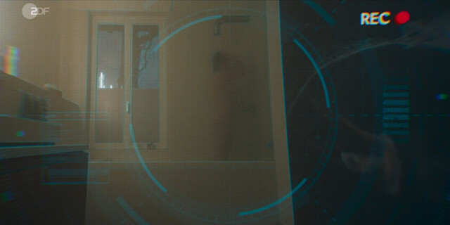 Emily Cox nude – Unsichtbarer Angreifer (2024)