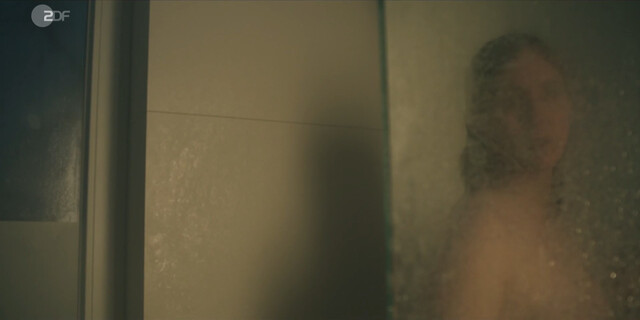 Emily Cox nude – Unsichtbarer Angreifer (2024)