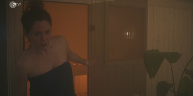 Emily Cox nude – Unsichtbarer Angreifer (2024)