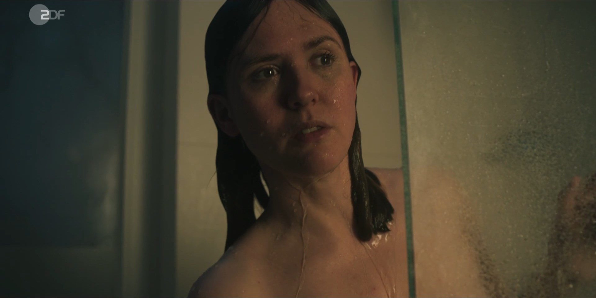 Emily Cox nude – Unsichtbarer Angreifer (2024)