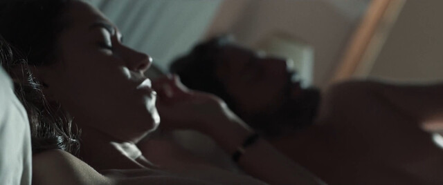 Elena Martínez sexy – Devoción (2023)