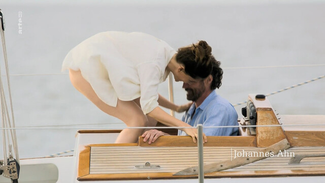 Christina Hecke nude – Leben über Kreuz (2021)