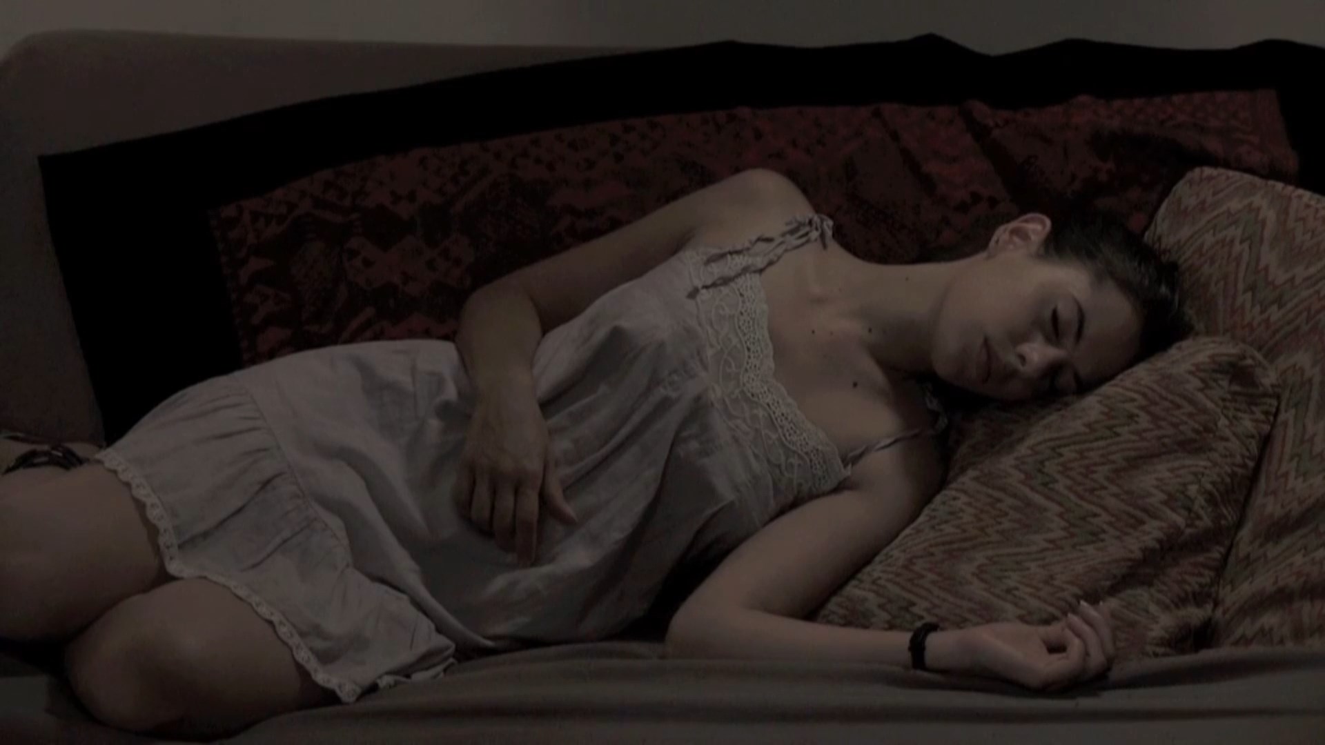 Florie Auclerc sexy – Alice (2011)