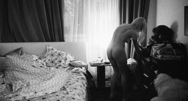 Ilinca Manolache nude – Do Not Expect Too Much from the End of the World (Nu astepta prea mult de la sfârsitul lumii) (2023)