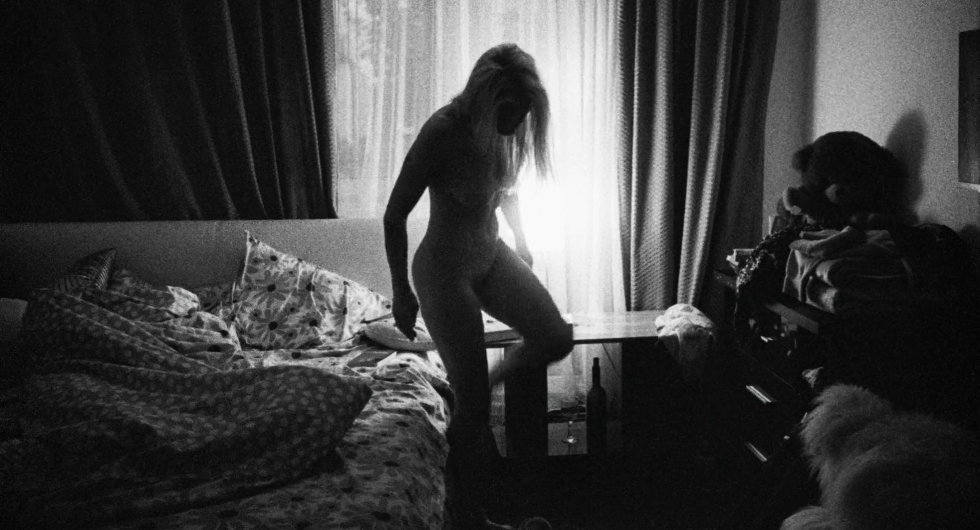 Ilinca Manolache nude – Do Not Expect Too Much from the End of the World (Nu astepta prea mult de la sfârsitul lumii) (2023)