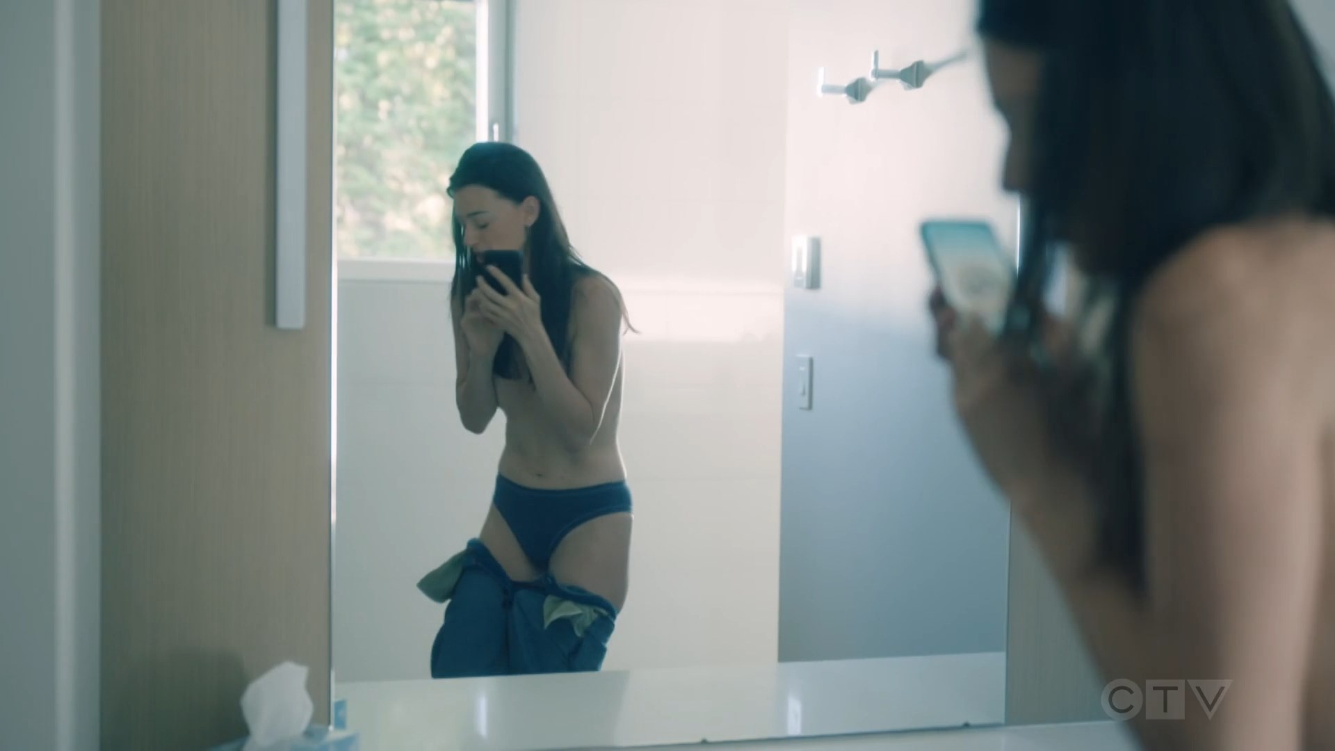 Dolly Lewis sexy – Sight Unseen s01e01e09 (2024)