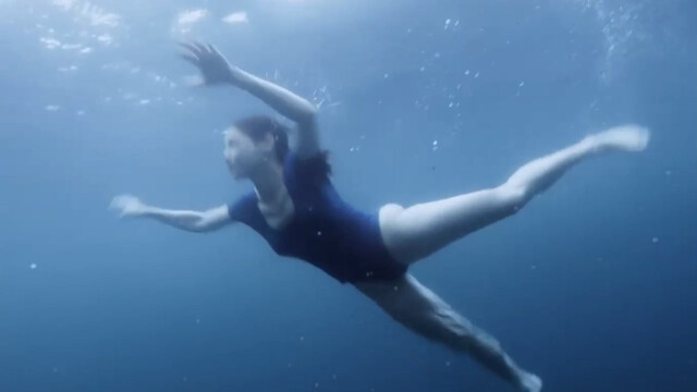 Phoebe Walker sexy – Ikaw at ako (2023)