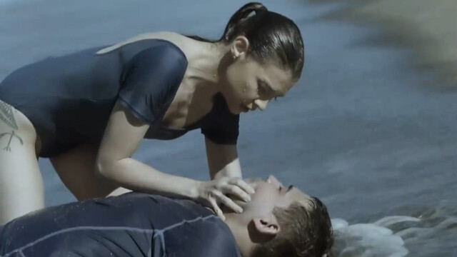 Phoebe Walker sexy – Ikaw at ako (2023)