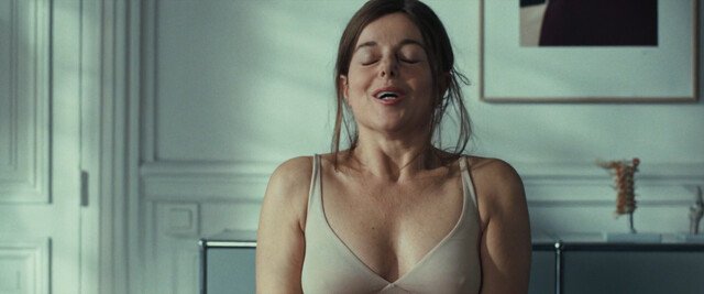Laure Calamy nude – It's Raining Men (Iris et les hommes) (2023)