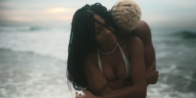 Lari Sacratto nude – Petalas (2024)