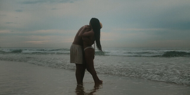 Lari Sacratto nude – Petalas (2024)