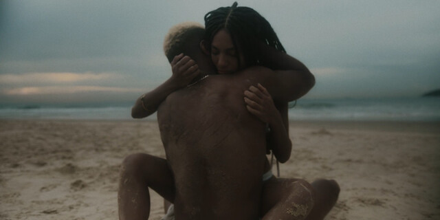 Lari Sacratto nude – Petalas (2024)