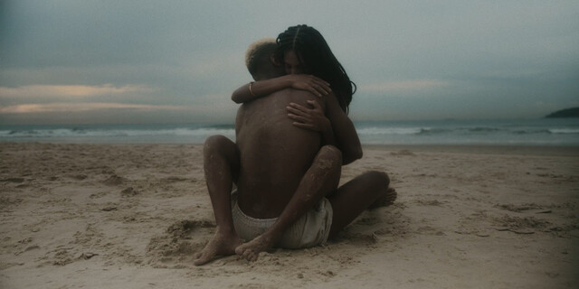 Lari Sacratto nude – Petalas (2024)