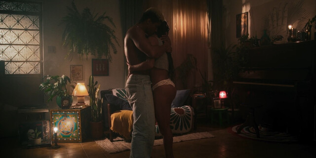 Lari Sacratto nude – Petalas (2024)