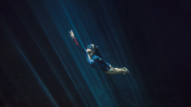 Camila Jaber sexy – Orlando Bloom To the Edge s01e02 (2024)