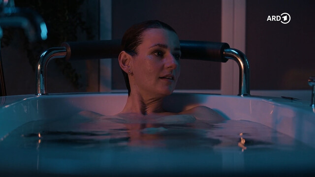 Annett Renneberg sexy – In aller Freundschaft e1049 (2024)