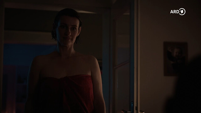 Annett Renneberg sexy – In aller Freundschaft e1049 (2024)