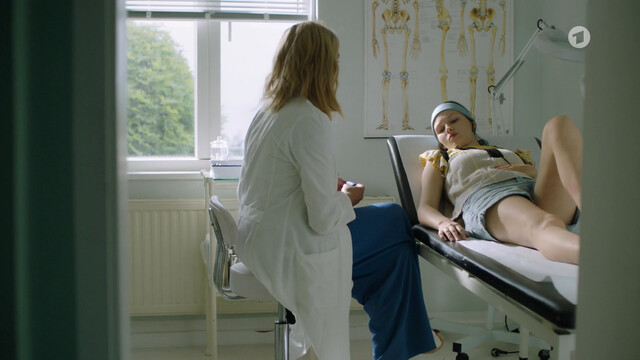 Meira Durand sexy – Praxis mit Meerblick s01e19 (2024)