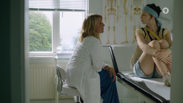 Meira Durand sexy – Praxis mit Meerblick s01e19 (2024)