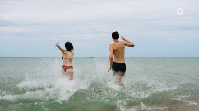 Meira Durand sexy – Praxis mit Meerblick s01e19 (2024)