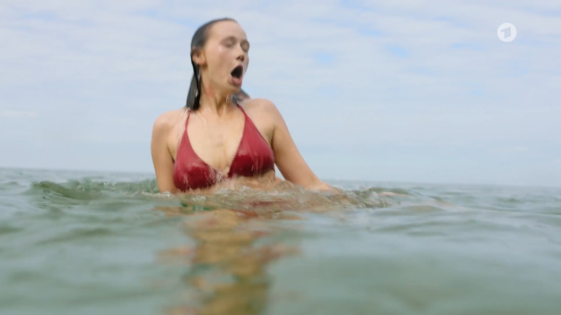 Meira Durand sexy – Praxis mit Meerblick s01e19 (2024)