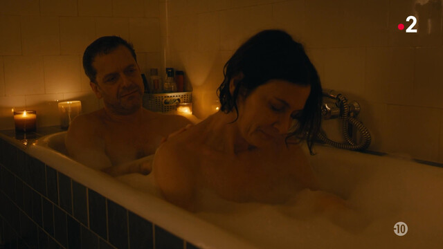 Géraldine Pailhas sexy – Les malvenus (2024)