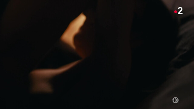 Géraldine Pailhas sexy – Les malvenus (2024)