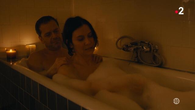 Géraldine Pailhas sexy – Les malvenus (2024)